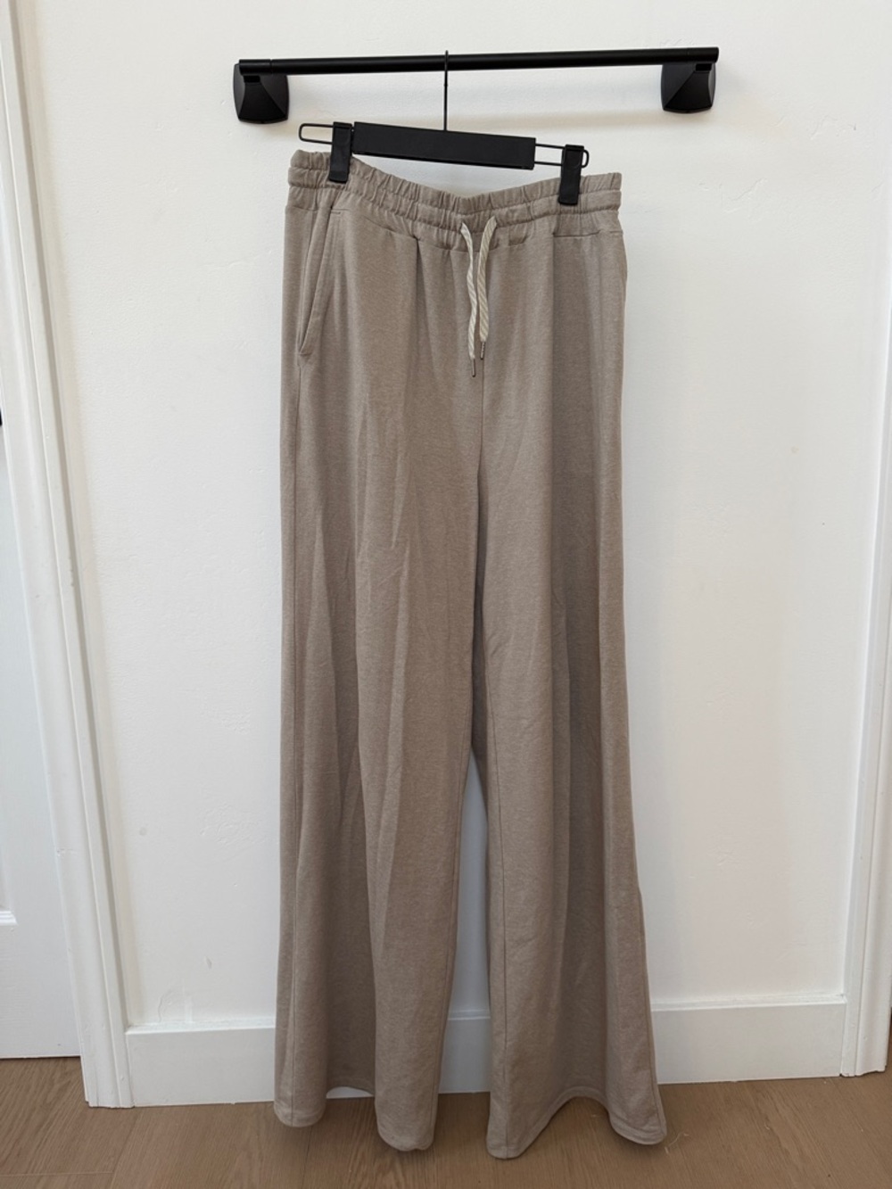 Halo Essential Wideleg Pant - size small (runs a little big - more like a medium